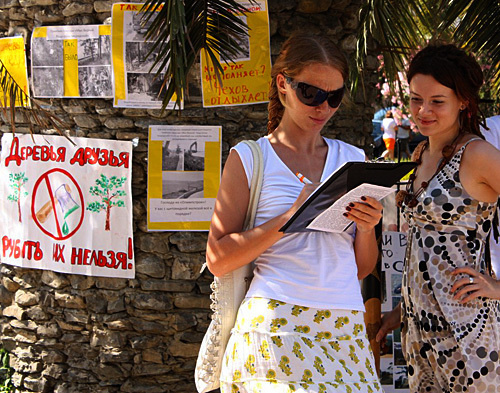 Signing-in at a picket in defence of nature of the Black Sea coast in Sochi. Poster on the left runs: "Trees are friends, stop cutting them!" June 19, 2010. Photo by the "Caucasian Knot"
Signing-in at a picket in defence of nature of the Black Sea coast in Sochi. Poster on the left runs: "Trees are friends, stop cutting them!" June 19, 2010. Photo by the "Caucasian Knot"