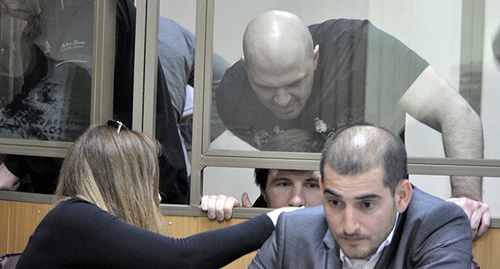 Advocate Madina Alieva show documents to Akhmedov brothers, in the foreground to the right – advocate Rinat Gamidov. Photo by Oleg Pchelov for the ‘Caucasian Knot’. Advocate Madina Alieva show documents to Akhmedov brothers, in the foreground to the right – advocate Rinat Gamidov. Photo by Oleg Pchelov for the ‘Caucasian Knot’.
