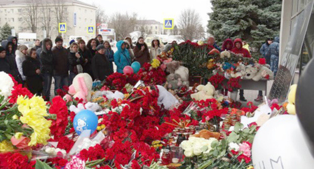 Flowers, candles and toys at the requiem for people who perished at night on March 19, 2016, in the flying from Dubai airplane's crash near the building of the Rostov airport. http://privet-rostov.ru/main/6836-stali-izvestny-novye-podrobnosti-krusheniya-boinga-v-rostove.html Flowers, candles and toys at the requiem for people who perished at night on March 19, 2016, in the flying from Dubai airplane's crash near the building of the Rostov airport. http://privet-rostov.ru/main/6836-stali-izvestny-novye-podrobnosti-krusheniya-boinga-v-rostove.html