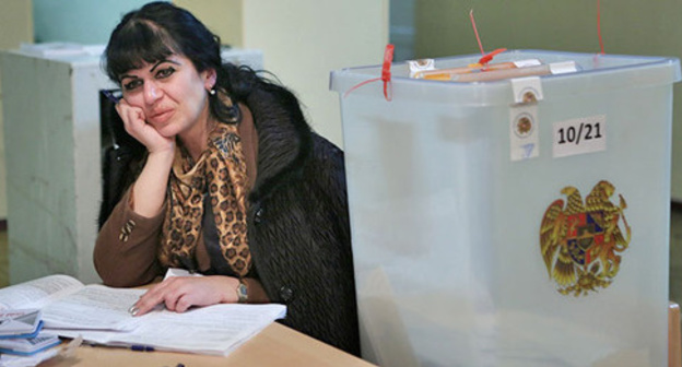 Referendum on amendments to the Constitution of Armenia: conut of votes. December 6, 2015. Photo: / © PAN Photo / Vahan Stepanyan Referendum on amendments to the Constitution of Armenia: conut of votes. December 6, 2015. Photo: / © PAN Photo / Vahan Stepanyan