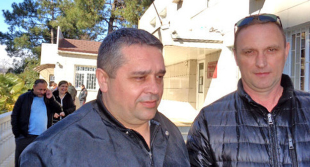 Advocate Mikhail Okhrimenko (to the left) and the kossack defendant Sergey Fetisov near the building of the Adler City Court. Photo by Svetlana Kravchenko for the "Caucasian Knot" Advocate Mikhail Okhrimenko (to the left) and the kossack defendant Sergey Fetisov near the building of the Adler City Court. Photo by Svetlana Kravchenko for the "Caucasian Knot"