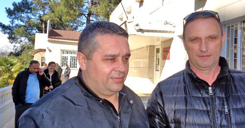 Advocate Mikhail Okhrimenko (to the left) and the kossack defendant Sergey Fetisov near the building of the Adler City Court. Photo by Svetlana Kravchenko for the "Caucasian Knot" Advocate Mikhail Okhrimenko (to the left) and the kossack defendant Sergey Fetisov near the building of the Adler City Court. Photo by Svetlana Kravchenko for the "Caucasian Knot"