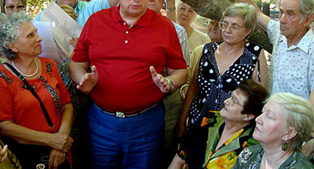 Аnatoli Pakhomov (center) at the meeting of residents of Central district in Sochi. June 27, 2010. Photo by the "Caucasian Knot" 