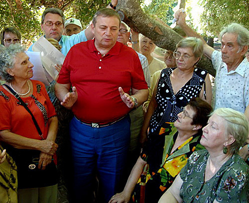Аnatoli Pakhomov (center) at the meeting of residents of Central district in Sochi. June 27, 2010. Photo by the "Caucasian Knot"
Аnatoli Pakhomov (center) at the meeting of residents of Central district in Sochi. June 27, 2010. Photo by the "Caucasian Knot"