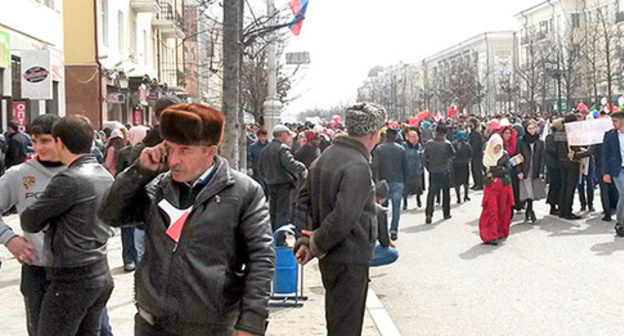 Participants of the rally dedicated to the anniversary of the adoption of the Chechen Constitution, Grozny, March 23, 2016. Photo by the ‘Caucasian Knot’ correspondent. Participants of the rally dedicated to the anniversary of the adoption of the Chechen Constitution, Grozny, March 23, 2016. Photo by the ‘Caucasian Knot’ correspondent.