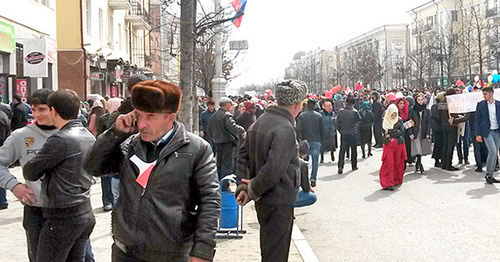 Participants of the rally dedicated to the anniversary of the adoption of the Chechen Constitution, Grozny, March 23, 2016. Photo by the ‘Caucasian Knot’ correspondent. Participants of the rally dedicated to the anniversary of the adoption of the Chechen Constitution, Grozny, March 23, 2016. Photo by the ‘Caucasian Knot’ correspondent.