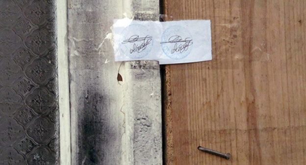 Entry door of the Avetisyans house sealed by investigators, Gyumri, January 14, 2015. Photo by Tigran Petrosyan for the ‘Caucasian Knot’. Entry door of the Avetisyans house sealed by investigators, Gyumri, January 14, 2015. Photo by Tigran Petrosyan for the ‘Caucasian Knot’.