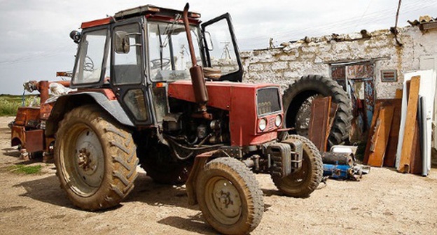 Tractor. Photo: Vlad Alexandrov, Yuga.ru Tractor. Photo: Vlad Alexandrov, Yuga.ru