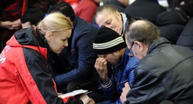 Psychologist talks to relatives of people killed in airplane crash in Rostov-on-Don. Photo: Russia’s Ministry of Emergency Situations. Psychologist talks to relatives of people killed in airplane crash in Rostov-on-Don. Photo: Russia’s Ministry of Emergency Situations.
