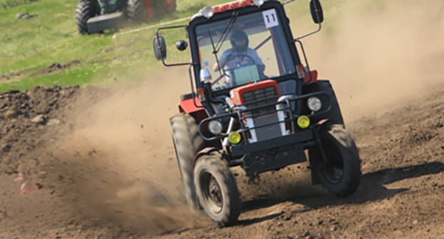Tractor race. Photo Victor Demidov, https://ru.wikipedia.org/wiki/Трактор#/media/File:Bizon-Treck-Show_Russia_Rostov-on-Don_2009_may-5.JPG Tractor race. Photo Victor Demidov, https://ru.wikipedia.org/wiki/Трактор#/media/File:Bizon-Treck-Show_Russia_Rostov-on-Don_2009_may-5.JPG