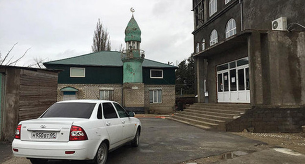 Mosque in Hungarian Fighters Street, Makhachkala, Photo: Daniel Turovsky / ‘Meduza’, https://meduza.io/feature/2016/02/24/mecheti-v-kotorye-opasno-hodit Mosque in Hungarian Fighters Street, Makhachkala, Photo: Daniel Turovsky / ‘Meduza’, https://meduza.io/feature/2016/02/24/mecheti-v-kotorye-opasno-hodit