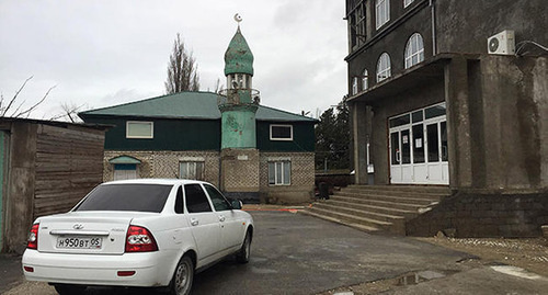 Mosque in Hungarian Fighters Street, Makhachkala, Photo: Daniel Turovsky / ‘Meduza’, https://meduza.io/feature/2016/02/24/mecheti-v-kotorye-opasno-hodit Mosque in Hungarian Fighters Street, Makhachkala, Photo: Daniel Turovsky / ‘Meduza’, https://meduza.io/feature/2016/02/24/mecheti-v-kotorye-opasno-hodit