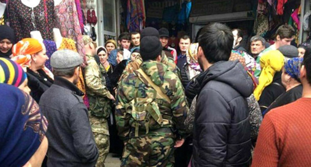 Discontent of local traders was caused by policemen's raids in Khasavyurt and confiscations of Turkish-made foodstuffs and textile goods. Photo by Magomed Magomedov for the ‘Caucasian Knot’. Discontent of local traders was caused by policemen's raids in Khasavyurt and confiscations of Turkish-made foodstuffs and textile goods. Photo by Magomed Magomedov for the ‘Caucasian Knot’.