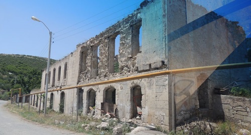The building in Martakert, a district capital, destroyed by war. Photo from the blog on the "Caucasian Knot" by photo blogger Albert Voskanyan The building in Martakert, a district capital, destroyed by war. Photo from the blog on the "Caucasian Knot" by photo blogger Albert Voskanyan