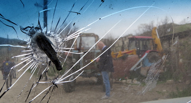 Fragments of a missile on a car windshield, Talysh, NKR. Photo by Alvard Grigoryan for the "Caucasian Knot" Fragments of a missile on a car windshield, Talysh, NKR. Photo by Alvard Grigoryan for the "Caucasian Knot"