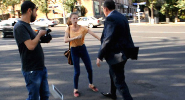 An attack of Karen Airapetyan, a security officer of the National Assembly of Armenia, on Marina Khachatryan, a journalist of the "A1+". Yerevan, September 9, 2014. Photo http://ru.a1plus.am/1274336.html An attack of Karen Airapetyan, a security officer of the National Assembly of Armenia, on Marina Khachatryan, a journalist of the "A1+". Yerevan, September 9, 2014. Photo http://ru.a1plus.am/1274336.html