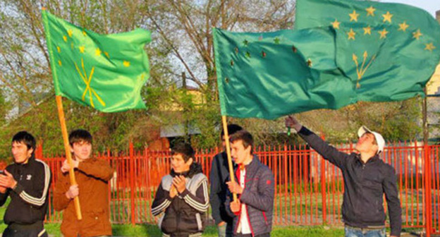 Young people holding flags of flag of Karachay–Cherkessia. April 25, 2014. Photo by Asya Kapaeva for the "Caucasian Knot" Young people holding flags of flag of Karachay–Cherkessia. April 25, 2014. Photo by Asya Kapaeva for the "Caucasian Knot"