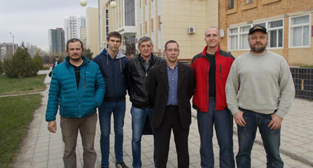 Mikhail Alaev, Ilya Muromov, Igor Stenin, Dmitry Altufyev, Kirill Fabritsiev, Anatoliy Boltykhov near the Soviet District Court 07.04.2016 (1). Photo by Yelena Grebenyuk for the "Caucasian Knot" Mikhail Alaev, Ilya Muromov, Igor Stenin, Dmitry Altufyev, Kirill Fabritsiev, Anatoliy Boltykhov near the Soviet District Court 07.04.2016 (1). Photo by Yelena Grebenyuk for the "Caucasian Knot"