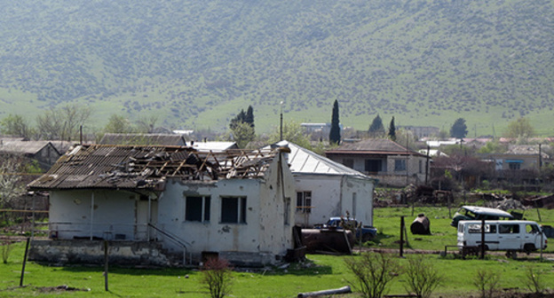 Some residential houses in Martakert were damaged during the shelling. Nagorno-Karabakh, April 6, 2016. Photo by Alvard Grigoryan for the "Caucasian Knot" Some residential houses in Martakert were damaged during the shelling. Nagorno-Karabakh, April 6, 2016. Photo by Alvard Grigoryan for the "Caucasian Knot"