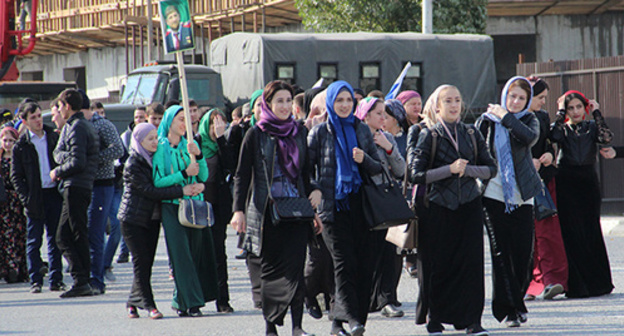 Grozny residents going to the rally. Photo by Magomed Magomedov for the ‘Caucasian Knot‘. Grozny residents going to the rally. Photo by Magomed Magomedov for the ‘Caucasian Knot‘.