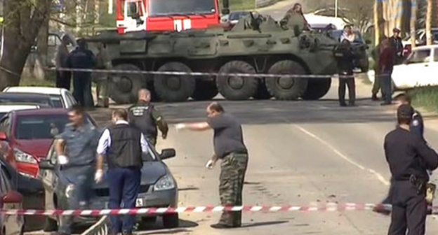 Law enforcers at the site of explosion near the ROVD for Novoselitsk District, Stavropol Territory, April 11, 2016. Photo: screenshot of the video posted by user penza1, https://www.youtube.com/watch?v=aLm3HUe6a-8 Law enforcers at the site of explosion near the ROVD for Novoselitsk District, Stavropol Territory, April 11, 2016. Photo: screenshot of the video posted by user penza1, https://www.youtube.com/watch?v=aLm3HUe6a-8