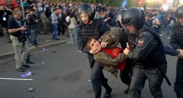 Maxim Panfilov in Bolotnaya Square. Photo: tersky, https://zona.media/online/2016/08/04/bolotka_36 Maxim Panfilov in Bolotnaya Square. Photo: tersky, https://zona.media/online/2016/08/04/bolotka_36