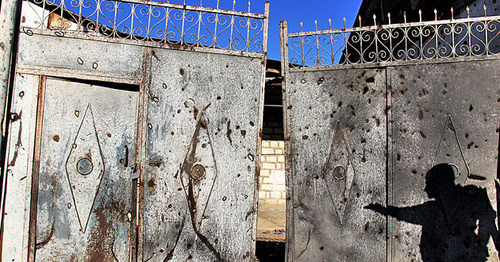 Gates of the house suffered as a result of shelling, Tartar, Terter Region of Azerbaijan, April 3, 2016. Photo by Famil Makhmudbeili for the ‘Caucasian Knot’. Gates of the house suffered as a result of shelling, Tartar, Terter Region of Azerbaijan, April 3, 2016. Photo by Famil Makhmudbeili for the ‘Caucasian Knot’.