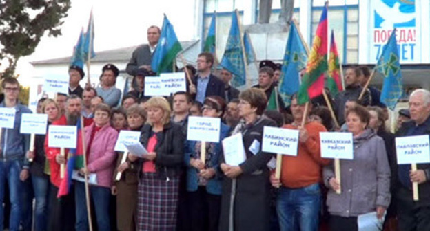 Kuban farmers film video to inform Vladimir Putin about raider attacks on their land plots, April 11, 2016. Photo: screenshot of the ‘Caucasian Knot’ video. Kuban farmers film video to inform Vladimir Putin about raider attacks on their land plots, April 11, 2016. Photo: screenshot of the ‘Caucasian Knot’ video.