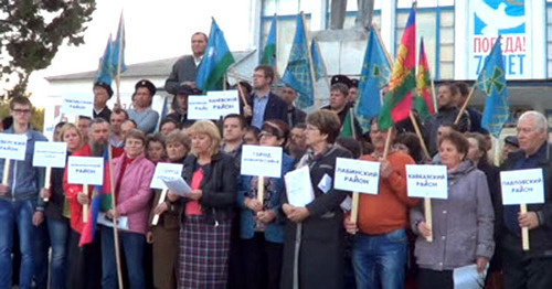 Kuban farmers film video to inform Vladimir Putin about raider attacks on their land plots, April 11, 2016. Photo: screenshot of the ‘Caucasian Knot’ video. Kuban farmers film video to inform Vladimir Putin about raider attacks on their land plots, April 11, 2016. Photo: screenshot of the ‘Caucasian Knot’ video.