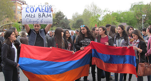 Rally participants in Yerevan. Photo by Tigran Petrosyan for the ‘Caucasian Knot’. Rally participants in Yerevan. Photo by Tigran Petrosyan for the ‘Caucasian Knot’.
