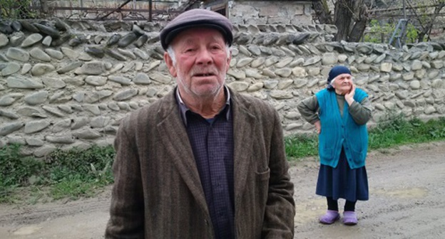 Iosif Elikashvili – resident of Koshka villange with his wife. Photo by Grigory Shvedov for the ‘Caucasian Knot’. Iosif Elikashvili – resident of Koshka villange with his wife. Photo by Grigory Shvedov for the ‘Caucasian Knot’.