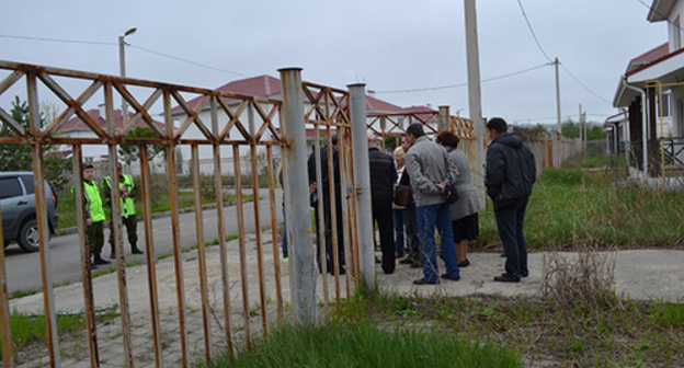Members of the public commission at the territory of "Veseloe-Psou"cottage village. Photo by Svetlana Kravchenko for the ‘Caucasian Knot’. Members of the public commission at the territory of "Veseloe-Psou"cottage village. Photo by Svetlana Kravchenko for the ‘Caucasian Knot’.