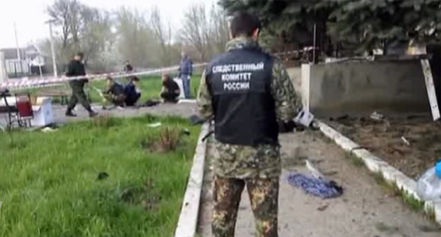 A law enforcer at the site of the explosion near the Novoselitsk ROVD in the Stavropol Territory. photo: http://nac.gov.ru/kontrterroristicheskie-operacii/na-meste-vzryvov-v-stavropole-rabotayut.html A law enforcer at the site of the explosion near the Novoselitsk ROVD in the Stavropol Territory. photo: http://nac.gov.ru/kontrterroristicheskie-operacii/na-meste-vzryvov-v-stavropole-rabotayut.html