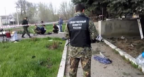 A law enforcer at the site of the explosion near the Novoselitsk ROVD in the Stavropol Territory. photo: http://nac.gov.ru/kontrterroristicheskie-operacii/na-meste-vzryvov-v-stavropole-rabotayut.html A law enforcer at the site of the explosion near the Novoselitsk ROVD in the Stavropol Territory. photo: http://nac.gov.ru/kontrterroristicheskie-operacii/na-meste-vzryvov-v-stavropole-rabotayut.html