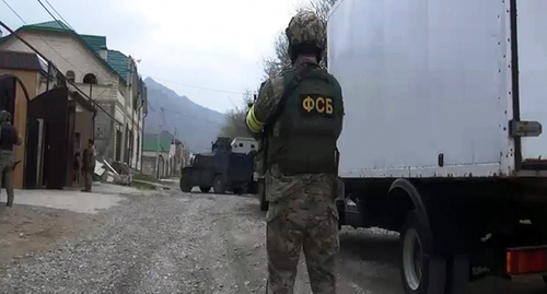 A FSB officer during CTO. Photo http://nac.gov.ru/kontrterroristicheskie-operacii/v-prigorode-mahachkaly-prohodit-aktivnaya-faza.html