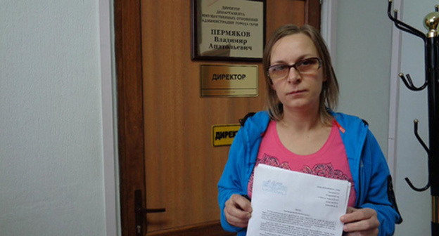 Tatiana Dyakova with a petition at the meeting with the officials of the mayor's office. Photo by Svetlana Kravchenko for the "Caucasian Knot" Tatiana Dyakova with a petition at the meeting with the officials of the mayor's office. Photo by Svetlana Kravchenko for the "Caucasian Knot"
