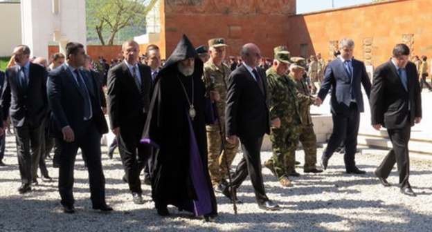 Memory of Armenian Genocide victims was honoured by the Nagorno-Karabakh authorities, religious figures, public activists, and residents of Stepanakert, Nagorny Karabakh. Photo from Albert Voskanyan’s blog at the ‘Caucasian Knot’. Memory of Armenian Genocide victims was honoured by the Nagorno-Karabakh authorities, religious figures, public activists, and residents of Stepanakert, Nagorny Karabakh. Photo from Albert Voskanyan’s blog at the ‘Caucasian Knot’.