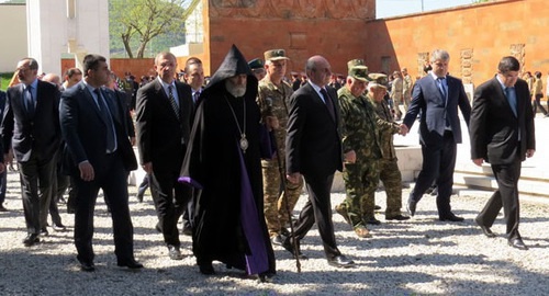 Memory of Armenian Genocide victims was honoured by the Nagorno-Karabakh authorities, religious figures, public activists, and residents of Stepanakert, Nagorny Karabakh. Photo from Albert Voskanyan’s blog at the ‘Caucasian Knot’. Memory of Armenian Genocide victims was honoured by the Nagorno-Karabakh authorities, religious figures, public activists, and residents of Stepanakert, Nagorny Karabakh. Photo from Albert Voskanyan’s blog at the ‘Caucasian Knot’.