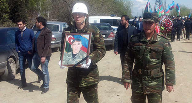Funerals of the Azerbaijani Army soldier. Photo: © Vdohnovenie Mustafa, http://sputnik.az/incidents/20160405/404455167.html