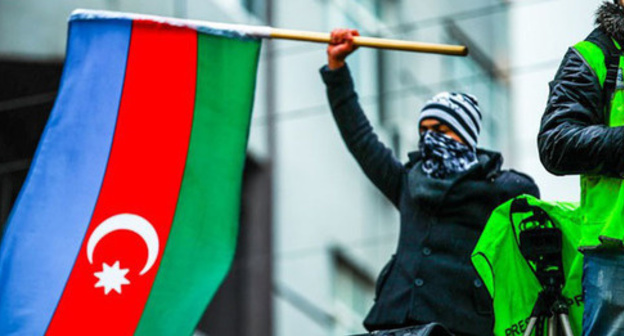 Protester holds flag of Azerbaijan. December 2013. Photo by Aziz Karimov for the ‘Caucasian Knot’. 