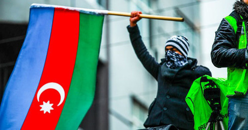 Protester holds flag of Azerbaijan. December 2013. Photo by Aziz Karimov for the ‘Caucasian Knot’. Protester holds flag of Azerbaijan. December 2013. Photo by Aziz Karimov for the ‘Caucasian Knot’.