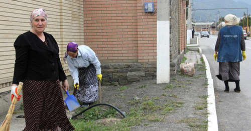 Residents of Chechnya attend subbotnik. Photo: http://www.itumkali.com/new/subbotnik-v-itum-kalinskom-rajone-chechenskoj-respubliki.htm Residents of Chechnya attend subbotnik. Photo: http://www.itumkali.com/new/subbotnik-v-itum-kalinskom-rajone-chechenskoj-respubliki.htm