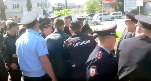Policemen disperse protesters in Sochi. Screenshot of the video made by eyewitness. Policemen disperse protesters in Sochi. Screenshot of the video made by eyewitness.
