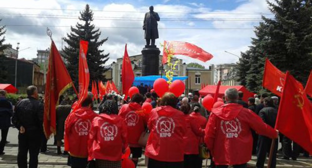 The rally organized by CPRF near the statue of Lenin on Mira Avenue in Vladikavkaz 01.05.2016. Photo by Emma Marzoeva for the "Caucasian Knot" The rally organized by CPRF near the statue of Lenin on Mira Avenue in Vladikavkaz 01.05.2016. Photo by Emma Marzoeva for the "Caucasian Knot"