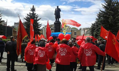The rally organized by CPRF near the statue of Lenin on Mira Avenue in Vladikavkaz 01.05.2016. Photo by Emma Marzoeva for the "Caucasian Knot" The rally organized by CPRF near the statue of Lenin on Mira Avenue in Vladikavkaz 01.05.2016. Photo by Emma Marzoeva for the "Caucasian Knot"