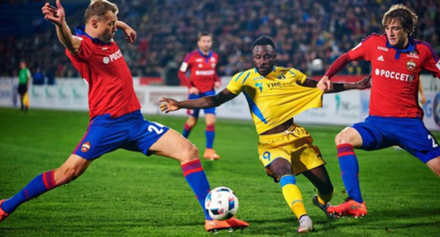Kanga, a player of the "Rostov" Football Club (in the yellow uniform), fights for the ball with the footballists of the CSKA FC, the man rival of "Rostov" in the football championship of Russia. Photo: http://www.fc-rostov.ru/media/gallery/25395/album#19 Kanga, a player of the "Rostov" Football Club (in the yellow uniform), fights for the ball with the footballists of the CSKA FC, the man rival of "Rostov" in the football championship of Russia. Photo: http://www.fc-rostov.ru/media/gallery/25395/album#19