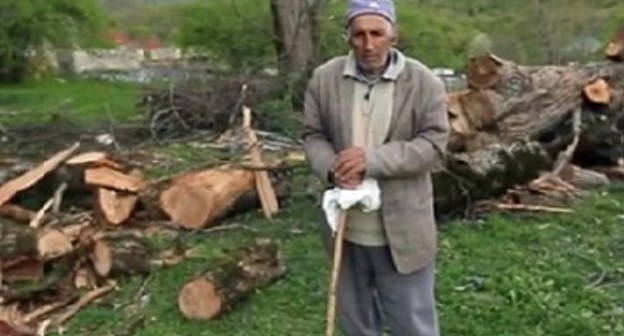 Georgy Doskoynov, a 79 year ethnic Udi living in the Oghuz city in Azerbaijan, near the cut down tree. Screenshot of a video by the "Caucasian Knot" Georgy Doskoynov, a 79 year ethnic Udi living in the Oghuz city in Azerbaijan, near the cut down tree. Screenshot of a video by the "Caucasian Knot"