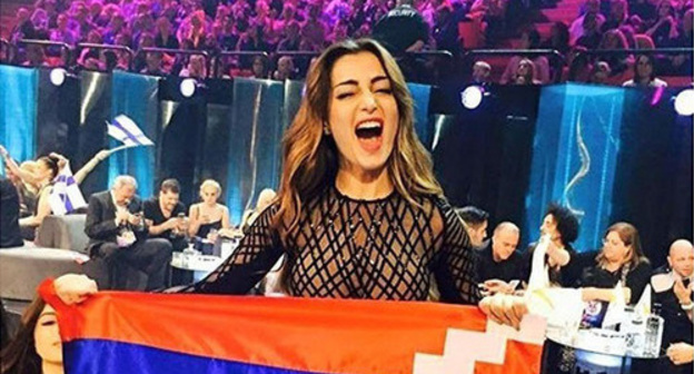 Iveta Mukuchyan holds flag of Nagorno-Karabakh on the air of "Eurovision-2016". Photo: blog.mediamall, http://sputnikarmenia.ru/karabah/20160511/3409133.html
