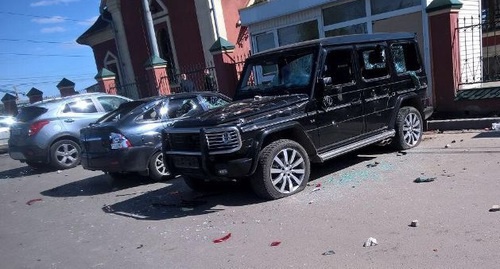 Several cars parked near the entrance to the cemetery were smashed and turned upside down during the brawl. Photo: https://petrovka38.ru/news/item/7782137/ Several cars parked near the entrance to the cemetery were smashed and turned upside down during the brawl. Photo: https://petrovka38.ru/news/item/7782137/