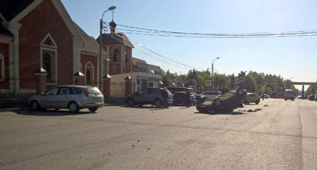 Several cars parked near the entrance to the cemetery were smashed and turned upside down during the brawl. Photo: https://petrovka38.ru/news/item/7782137/ Several cars parked near the entrance to the cemetery were smashed and turned upside down during the brawl. Photo: https://petrovka38.ru/news/item/7782137/